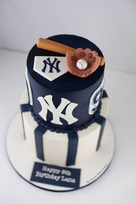 Yankees Cake Ideas, Yankee Baseball Cake, New York Yankees Cake, Yankees Birthday Party, Yankee Cake, Baseball Birthday Cakes, Yankees Baby, Baseball Theme Birthday, Cake Decorating Kit