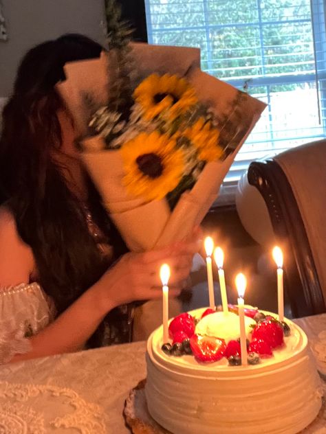 Cute Birthday Pictures, Birthday Ideas For Her, Cute Birthday Ideas, Psychology Student, 사진 촬영 포즈, Birthday Posts, Bday Girl, Birthday Planning, Pretty Birthday Cakes