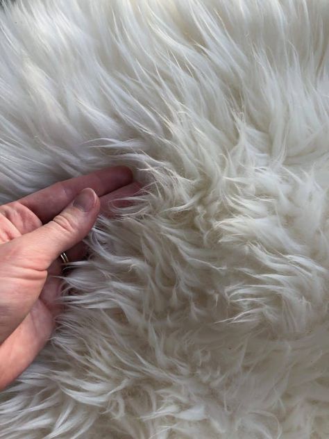 Sheep Rug, Lambskin Rug, Urine Smells, Sheepskin Rugs, Easy Cleaning Hacks, How Do You Clean, Faux Fur Rug, Pet Urine, Fur Rug