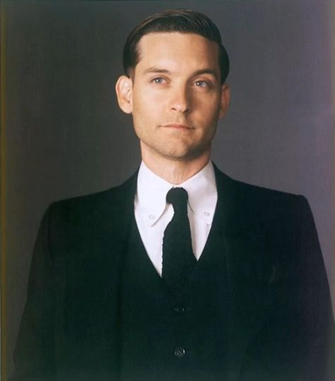 Tobey Maguire is Nick Carraway in Baz Luhrman's Great Gatsby Nick Great Gatsby, The Great Gatsby Nick Carraway, Nick Carraway Aesthetic, The Great Gatsby Nick, Great Gatsby Nick, Nick Carraway, Great Gatsby Hairstyles, Gatsby Movie, The Great Gatsby 2013