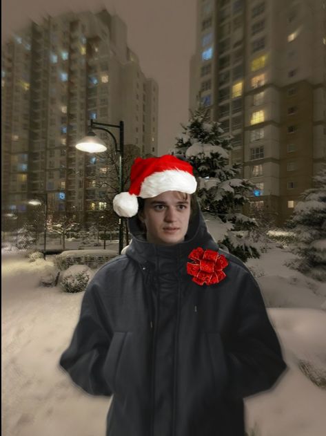 #steveharrington #joekeery #christmas Joe Keery Christmas, Steve Harrington Christmas, Stranger Things Christmas, Chicago Baby, Steve Harrington Stranger Things, Joe Kerry, St Cast, Beautiful Joe, Joe Keery