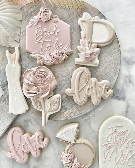 Wedding Cookie Ideas, Bride Cookies, Wedding Cookies Decorated, Sweet Table Wedding, Wedding Shower Cookies, Bridal Cookies, Wedding Snacks, Rose Cookies, Cookies Theme