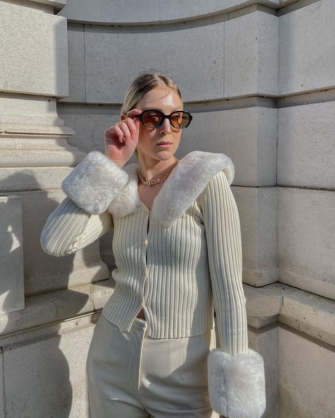 Faux fur retro cream/beige cardigan. Love Lily, Beige Cardigan, Cream Beige, Cardigan Top, Faux Fur Collar, Cardigan Tops, Knitting Materials, Fur Collars, Long Sleeve Cardigan