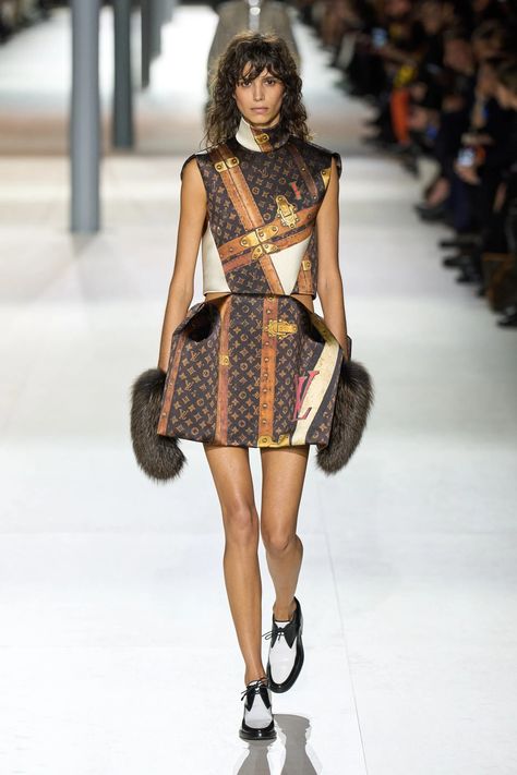 Louis Vuitton Fall 2024 Ready-to-Wear Collection | Vogue Louis Vuitton Dress, Louis Vuitton Collection, London Fashion Weeks, Moda Paris, Louis Vuitton Fashion, Print Trends, Dolce E Gabbana, Carrie Bradshaw, Runway Collection