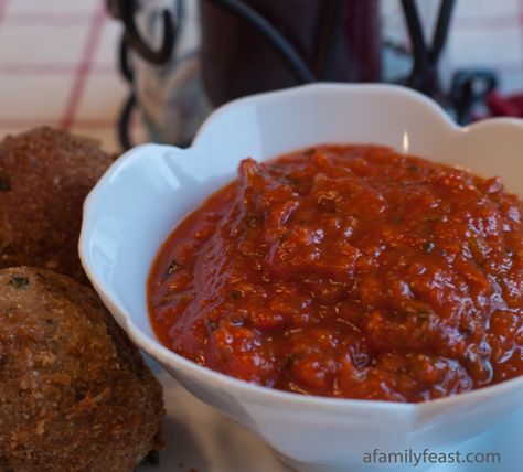 Marinara Sauce - An Authentic recipe from Boston's famous North End neighborhood.  A Family Feast Marania Sauce, Spaghetti Party, Pizza Braid, Boston Pizza, Pizza Marinara, Stuffed Crust Pizza, Italian Style Meatballs, Stuffed Crust, Marinara Sauce Recipe