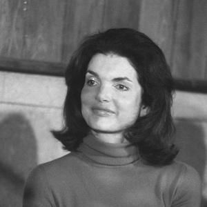 Jackie Kennedy Blondie Singer, Cher Hair, Sharp Tongue, Old Hollywood Waves, 1970s Hairstyles, Jacqueline Bouvier, Bottle Blonde, Jackie Onassis, Abc Photo