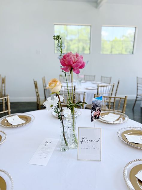 Simple Wedding Reception Round Table Decor, Bid Vases Wedding, Simple Floral Centerpieces Round Table, Dahlia Table Decorations, Simple Wedding Tablescapes Round, Simple Round Table Decor, Bud Base Center Piece, Bud Vases And Candles Centerpiece Round Table, Wedding Decor For Round Tables