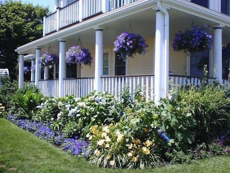 Backyard Design Plans, Front Porch Landscape, Farmhouse Front Porch Decor, Garden Design Pictures, Porch Landscaping, Farmhouse Landscaping, Farmhouse Front Porches, Farmhouse Front, Porch Design