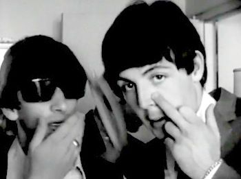 middle finger Paul Paul Mccartney Ringo Starr, Beatles Funny, Beatles Love, Beatles Pictures, The Fab Four, Funny Birds, Ringo Starr, Paul Mccartney, The Beatles