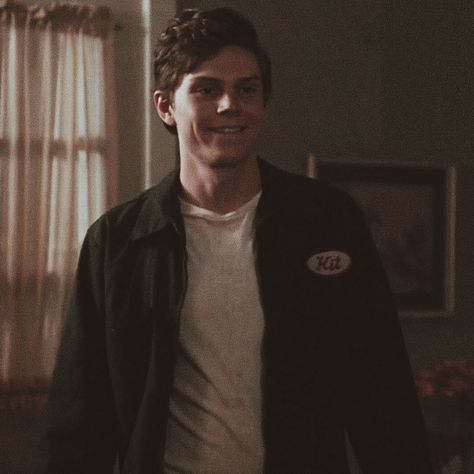 Kit Walker Icons, Kit Walker Wallpaper, Kit Walker Ahs, Evan Peters Kit Walker, Kit Walker Aesthetic, Lana Winters, Alex Delarge, Malcolm Mcdowell, Ahs Asylum