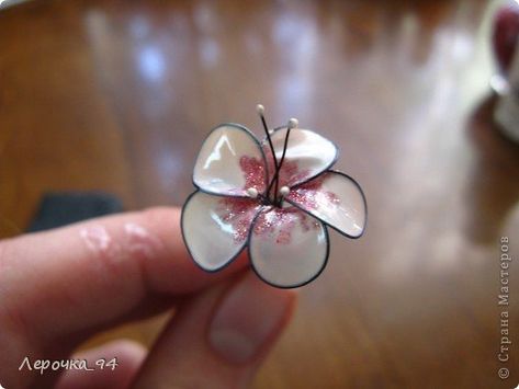 How to DIY Beautiful Hair Accessory with Nail Polish - DIY Tutorials Polish Flowers, Nail Polish Flowers, Nail Polish Jewelry, Polish Crafts, Nail Polish Crafts, Acorn Crafts, Diy Nail Polish, Decorating Diy, Beautiful Hair Accessories