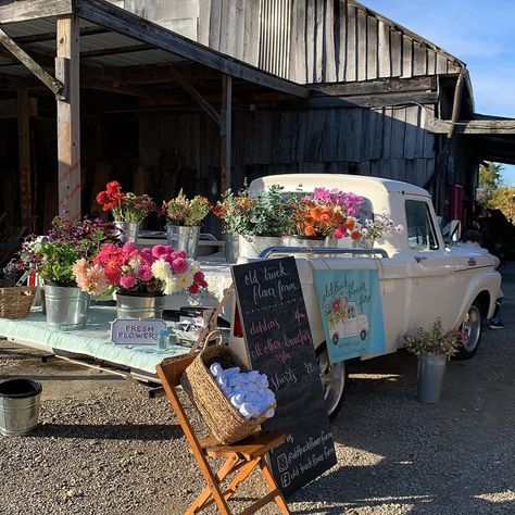 Flower Shop Vintage, Farmers Market Truck, Truck Bed Flower Stand, Flower Truck Business, Flower Truck Aesthetic, Flower Stand Roadside, Flower Truck Sign, Old Pickup Trucks With Flowers, Greenhouse Inspiration