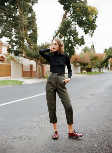 Tapered Trousers Outfit Casual, Menswear Pants Women Outfit, Vintage Office Clothes, Tapered Dress Pants Outfit, High Waisted Tapered Pants Outfit, Casual Tailored Style Women, Capsule Wardrobe Pants, Outdoorsy Business Casual Women, Menswear Inspired Outfits For Women