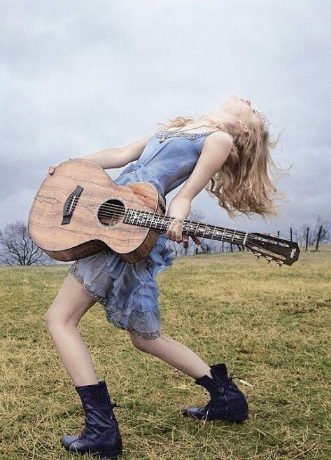 2010 Tumblr, Taylor Swift Country, Taylor Swift Debut Album, Taylor Swift Guitar, Taylor Swift 2006, Young Taylor Swift, Taylor Swift Debut, Taylor Swift Photoshoot, Debut Photoshoot