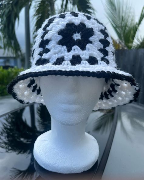 Black and white large granny square bucket hat Black And White Granny Square, Crochet Black And White, White Granny Square, Large Granny Square, Granny Square Bucket Hat, Crochet Black, Granny Square, Crochet Projects, Bucket Hat