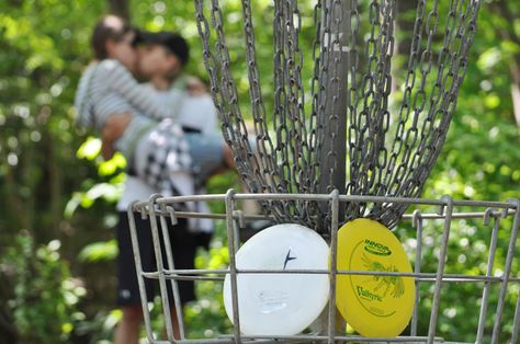 In Love with Disc Golf!  Happy to have a hobby I can share with my spouse! Golf Engagement Photos, Golf Senior Pictures, Golf Wedding, Golf Cake, Golf Pictures, Golf Photography, Family Portrait Poses, Couple Engagement Pictures, Frisbee Golf