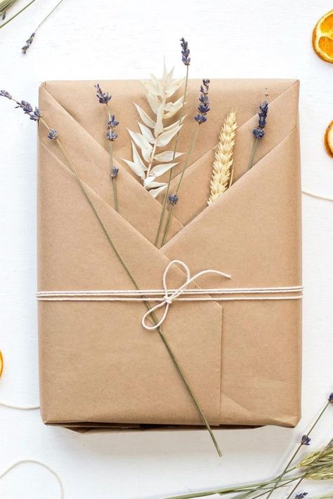 example of Japanese kraft paper gift wrapping technique Diy Gift Bags From Wrapping Paper, Professional Gift Ideas, Corporate Branded Gifts, Gift Wrapping Tutorial, Japanese Gift Wrapping, Japanese Wrapping, Holiday Gift Wrapping, Elegant Gift Wrapping, Creative Gift Wraps