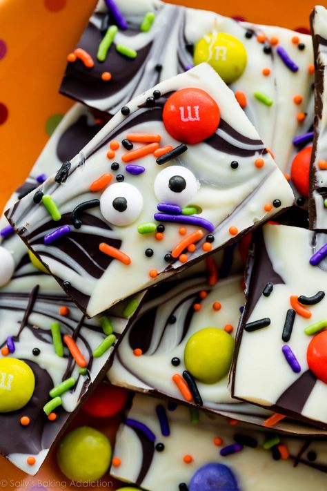 Easy Halloween Dessert Recipes, Halloween Dessert Bars, Halloween Dessert Recipes Easy, Halloween Dessert Recipes, Homemade Chocolate Bark, Pumpkin Rice Krispie Treats, Halloween Bark, Halloween Deserts, Caramel Apples Homemade