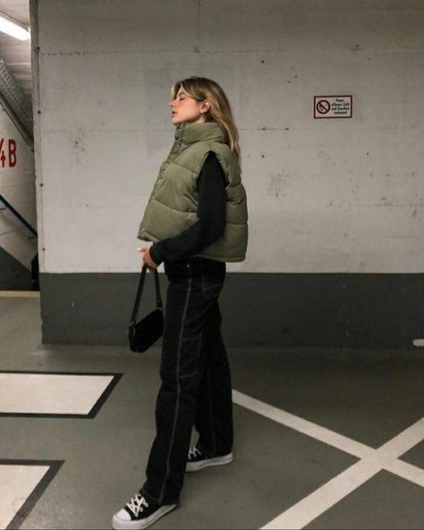 Styling Green Puffer Vest, Green Puffer Vest Outfit Aesthetic, Green Vest Winter Outfit, Cropped Vest Puffer, Style Puffy Vest, Puffer Waistcoat Outfit, Vest Outfits Puffer, Green Gilet Outfit Women, Gilet Puffer Outfit