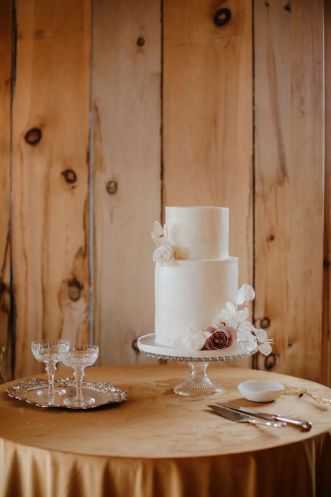 Simple Wedding Cakes, Wedding Cake Servings, Fair Photography, White Buttercream, Black Wedding Cakes, Wedding Cake Ideas, Wedding Sweets, Chocolate Wedding Cake, All White Wedding