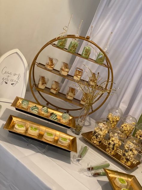 Gold Dessert Table Wedding, Gold Dessert Table Ideas, Serving Plates Ideas, Cupcake Display Ideas, Tiered Cupcake Stand, Dynamic Presentation, Gold Cupcake Stand, Gold Dessert Table, Cupcake Arrangements