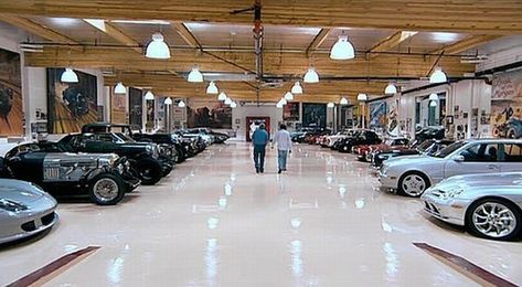 Jay Leno's Garage Car Showroom Interior, Jay Leno Garage, Luxury Car Garage, Wallpaper Luxury, Cool Garages, Ultimate Garage, Dream Car Garage, Luxury Garage, Jay Leno