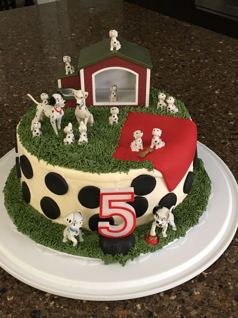 101 Dalmatians Birthday Party, Dalmation Cake, Dalmation Party, Dalmatian Birthday, Dalmatian Party, Picnic Cake, 101 Dalmations, Oreo Cake, Cake Decorating Tips