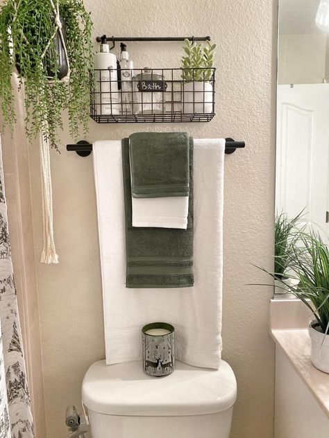 Towel Bar Above Toilet, Bathroom Towel Hanging Ideas, Towel Rack Decor, Bathroom Towels Display, Guest Bathroom Towels, Bathroom Decor Towels, Small Full Bathroom, Neutral Bathroom Decor, Toilet Room Decor