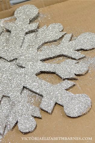 DIY glass glitter Christmas decorations... I made the huge snowflakes, you can too! Cardboard Winter Wonderland, Cardboard Snowflakes Diy, Large Snowflakes Diy, Large Snowflake Decorations, Huge Snowflakes, Cardboard Snowflakes, Giant Christmas Decorations, Cardboard Christmas Decorations, Giant Snowflakes