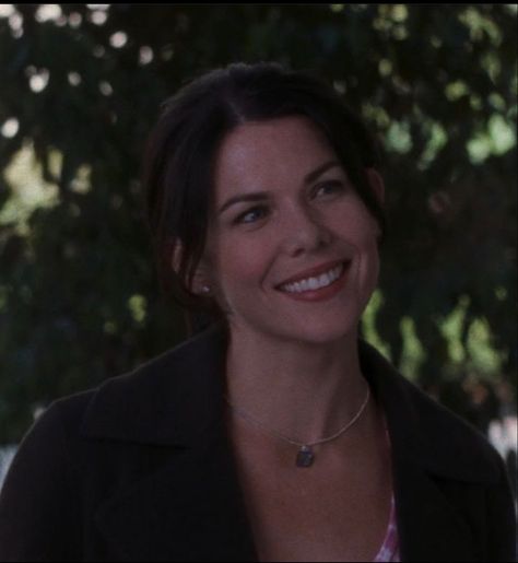 Lorelai Gilmore Pictures, Lorelai Gilmore Icons, Lorelai Outfits, Gilmore Girls Cast, Gilmore Girls Characters, Lorelei Gilmore, Gilmore Girls Fashion, Gilmore Girl, Lauren Graham