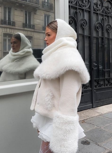 Fluffy Coat Outfit, French Outfits, Fluffy Coat, Scarf Outfit, Girl Accessories, Coat Outfit, Coat Winter, Fur Scarf, White Coat