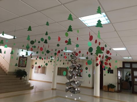 School Hall Christmas Decorating Ideas, School Christmas Decorations Hallway, Hanging Classroom Decorations, Christmas Room Design, Christmas Board Decoration, Farewell Decorations, Christmas Hallway, Classroom Christmas Decorations, Christmas Card Display