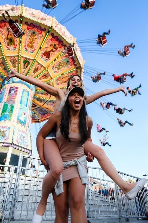 Top 10 Fun & Amazing Vacation Spots For Teenagers | Travel Ideas & Travel Guide Friend Fair Photoshoot, Carnival Photoshoot Friends, Fair Pictures Ideas Friends, Carnival Photoshoot Ideas, Fair Pics With Friends, Six Flags Pictures Ideas, Theme Park Photo Ideas, Carnival Photo Ideas, Fair Photo Ideas