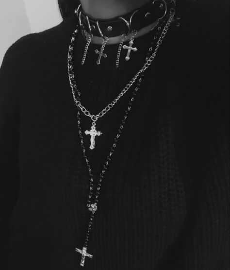 Dark Rosary Aesthetic, Goth Rosary Necklace, Christian Goth Outfits, Cross Jewelry Aesthetic, Goth Cross Necklace, Rosary Outfit, Cross Necklace Aesthetic, Christian Goth, Goth Rosary