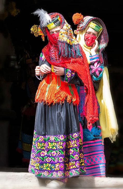 Kalasha girls. Kalash Culture, Pakistani Art, Pakistan Culture, Pakistani Culture, Thailand Art, South Asia, Silk Skirt, Traditional Dress, World Cultures