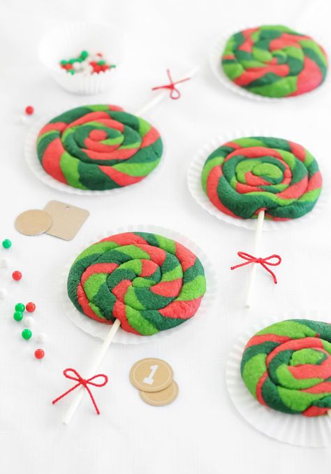 Holiday Lollipop Sugar Cookies Creative Christmas Cookies, Lollipop Cookies, Sugar Cookies With Sprinkles, Best Christmas Cookie Recipe, Sprinkle Cookies, Best Christmas Cookies, Cookie Inspiration, Edible Gifts, Cookies Recipes Christmas