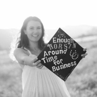 Senior Pictures with Horses: How-To Horse Graduation Cap Ideas, Equestrian Graduation Cap, Horse Graduation Cap, Country Graduation Cap, Unique College Graduation Pictures, Cap Inspiration, Equine Science, Kindergarten Graduation Party, College Grad Cap Ideas