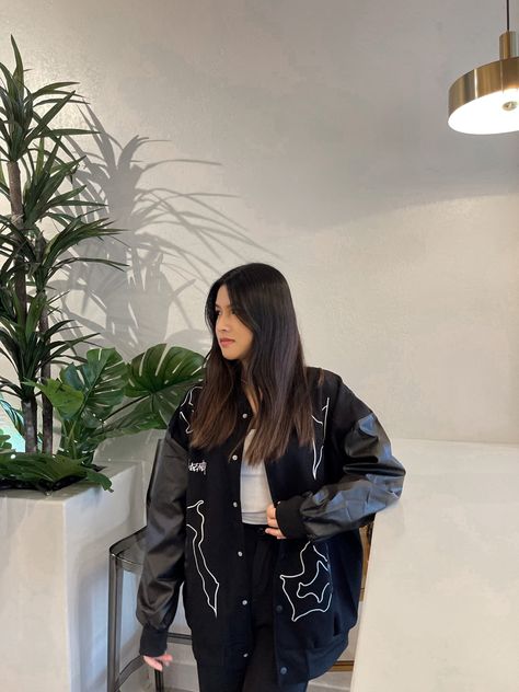 Black Varsity Jacket Outfit Women, Varsity Jacket Outfit Black, Black Varsity Jacket Outfit Aesthetic, Black Baseball Jacket Outfit, Black Varsity Jacket, Oversized Varsity Jacket Outfit, Varsity Jacket Poses, Black Varsity Jacket For College, Trendy Black Varsity Jacket For College