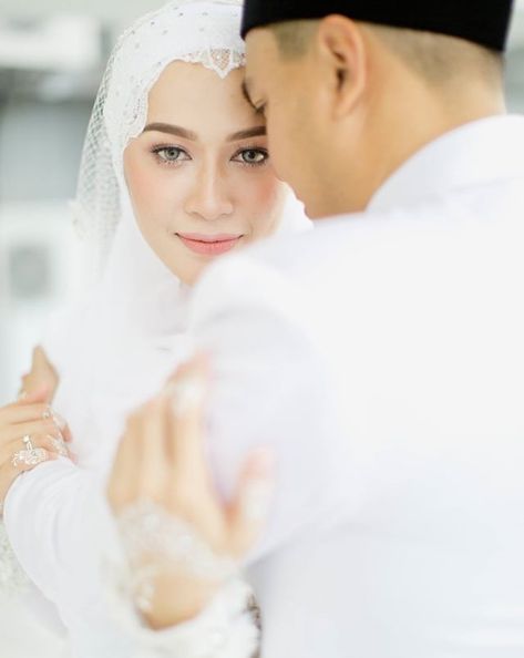 Pose Foto Pernikahan, Foto Engagement, Pose Lamaran, Couple Halal, Muslim Wedding Photos, Pose Pengantin, Pose Wedding, Muslim Wedding Photography, Muslimah Wedding