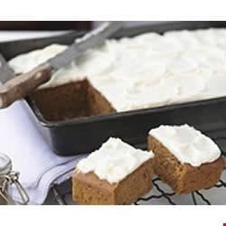 Boxed spice cake mix and canned pumpkin team up to make this snack cake a breeze to create. Topped with a creamy cream cheese frosting, it just can't be beat. Spice Bars, Pumpkin Bars With Cream Cheese, Cream Cheese Icing Recipe, Spice Frosting, Bars With Cream Cheese, Pumpkin Snack, Spice Cake Mix, Pumpkin Bars, Snack Bars