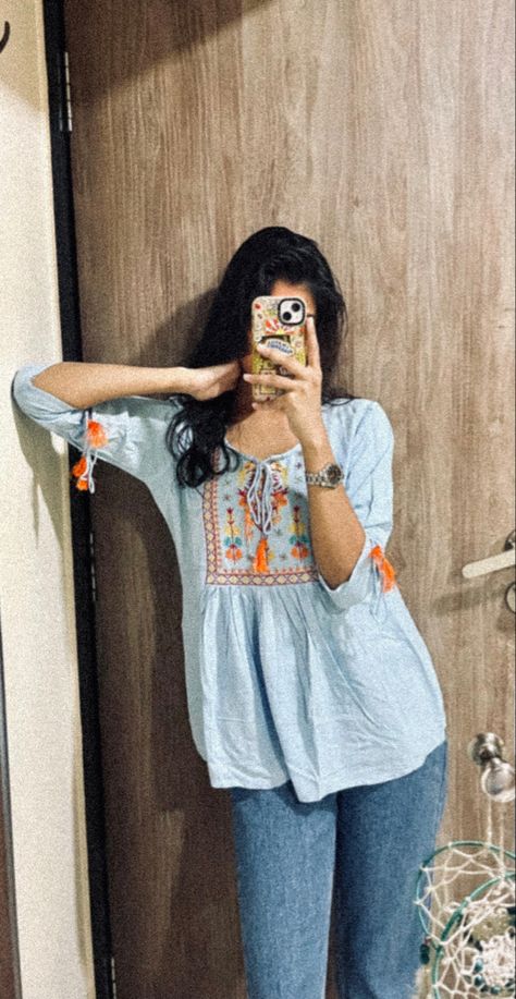 Kurtis Jeans Outfit, Short Kurti And Jeans Aesthetic, Short Kurti With Wide Leg Jeans, Short Kurtis For Jeans Aesthetic, Small Kurti For Jeans, Indo Western Aesthetic, Kurti With Jeans Aesthetic, Short Kurti And Jeans, Short Kurti Tops For Jeans