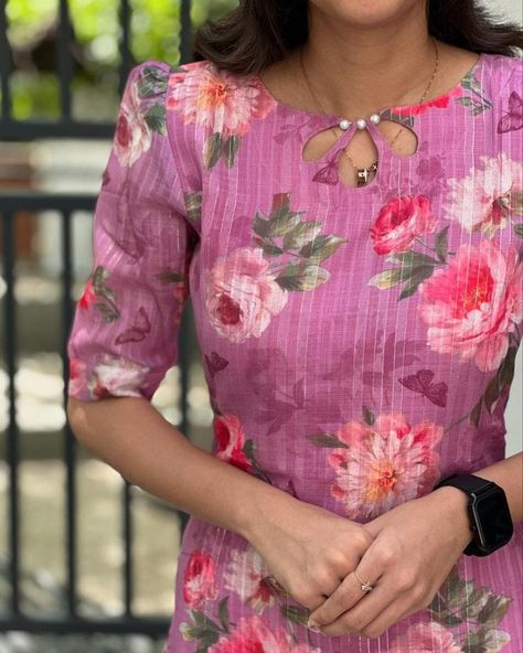 Floral Print Kurti, Neck Shapes, Kurthi Design, Designs Kurti, Dress Designs For Stitching, Salwar Neck Designs, Dresses Pattern, Simple Frock Design, Stylish Kurtis Design