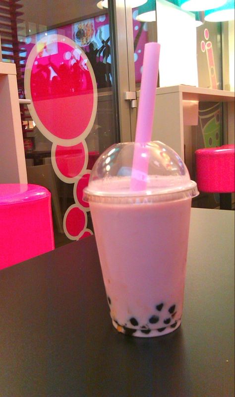 Boba Smoothie, Bubble Tee, Bubble Tea Flavors, Tea Love, Bubble Tea Boba, Boba Drink, Colorful Drinks, Bubble Milk Tea, Starbucks Drinks Recipes