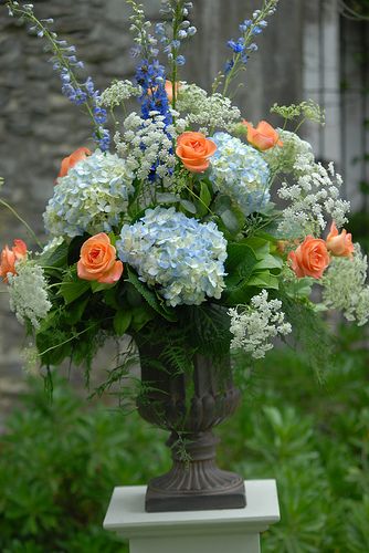 Hydrangeas and Orange Roses. Beautiful combination, perhaps a little bit more green leaves... Centerpiece Floral Arrangements, Floral Arrangements Ideas, Succulent Centerpiece, Blue Succulents, Large Flower Arrangements, Succulent Centerpieces, Memorial Flowers, Church Flowers, Rose Orange