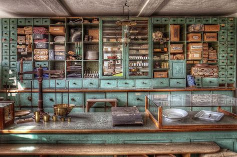 Old General Stores, Apothecary Decor, Decoration Restaurant, Old Country Stores, Bar Interior, Store Displays, Store Interior, Shop Interiors, Shop Interior