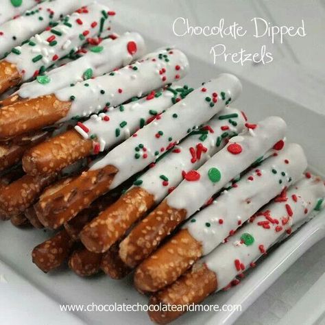 Dip pretzel sticks in melted almond bark, then decorate with colored sprinkles. Cake Batter Fudge, Chocolate Dipped Pretzel Rods, Dipped Pretzel Rods, Christmas Sweet Treats, Chocolate Dipped Pretzels, Pretzel Dip, Pretzel Sticks, Pretzel Rods, Holiday Snacks