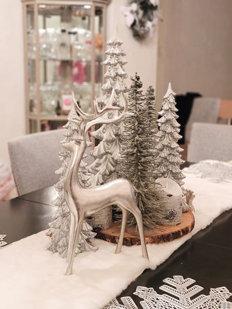 Reindeer Table Decorations, Deer Decorations Christmas, Christmas Centerpiece For Dining Table, Christmas Niche Decor, Christmas Table Ideas Silver, Christmas Reindeer Centerpiece, Reindeer Christmas Table Decor, Silver And White Christmas Table Decor Centerpieces, White Faux Fur Table Runner Christmas