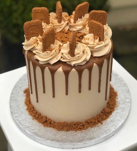 Chocolate And Biscoff Birthday Cake, Birthday Cake Biscoff, Biscoff Birthday Cake Ideas, Lotus Birthday Cake, 2 Layer Cake Birthday Design, Biscoff Birthday Cake, Lotus Cake, Bake Sale Packaging, Biscoff Cake