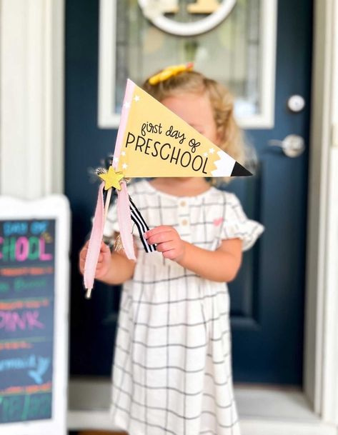 School Pennant, Back To School Styles, Preschool First Day, First Day Of School Pictures, Preschool Pictures, First Day Of Preschool, First Day School, First Day Of School Activities, Pennant Flags