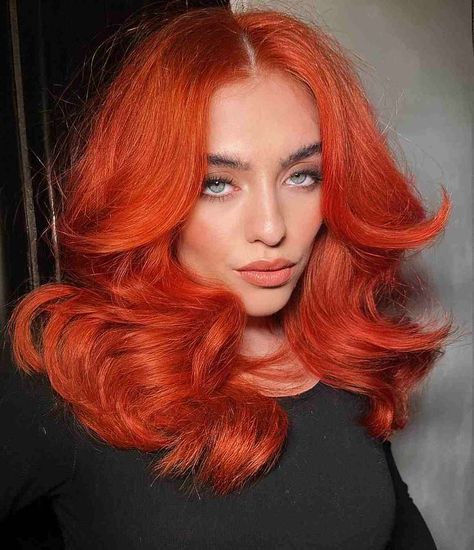 glamorous-bright-red-hair Bright Red Hair Color, Mahogany Hair, Hair Color Mahogany, Red Ombre Hair, Red Curls, Old Hairstyles, Bright Red Hair, Modern Haircuts, Long Hair With Bangs